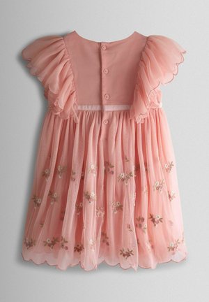 Vestido rosa con mangas acampanadas, cierre de botones y diseño floral bordado en una falda transparente. El dobladillo con borde festoneado añade un detalle delicado.