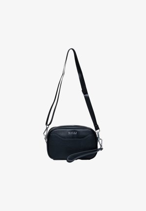 Borsa a tracolla nera in pelle con chiusura a zip, tracolla staccabile e dettagli metallici in argento. Superficie testurizzata con logo impresso in modo discreto.