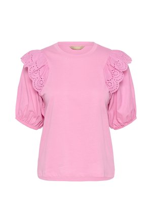Blusa rosa de manga corta con mangas abullonadas y detalles de volante de encaje con ojales en forma de ondas en los hombros, cuello redondo y corte holgado.