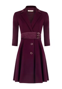 Bordeauxfarbenes Kleid mit einem maßgeschneiderten Blazerdesign, Dreiviertelärmeln und einer taillierten Taille mit Satinakzenten und goldenen Knopfdetails.