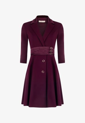 Bordeauxfarbenes Kleid mit einem maßgeschneiderten Blazerdesign, Dreiviertelärmeln und einer taillierten Taille mit Satinakzenten und goldenen Knopfdetails.