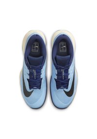 Par tenisica Nike Vapor Pro svijetloplave boje s tamnoplavim unutrašnjostima i crnim swoosh logotipovima, prikazane iz gornjeg kuta na bijeloj pozadini.