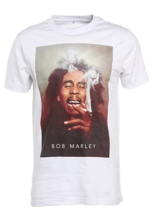 Weißes T-Shirt mit einem Farbfoto eines Mannes mit Dreadlocks, der raucht, mit aufsteigendem Rauch und dem Text „BOB MARLEY“ unter dem Bild.