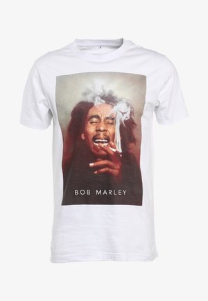 Weißes T-Shirt mit einem Farbfoto eines Mannes mit Dreadlocks, der raucht, mit aufsteigendem Rauch und dem Text „BOB MARLEY“ unter dem Bild.