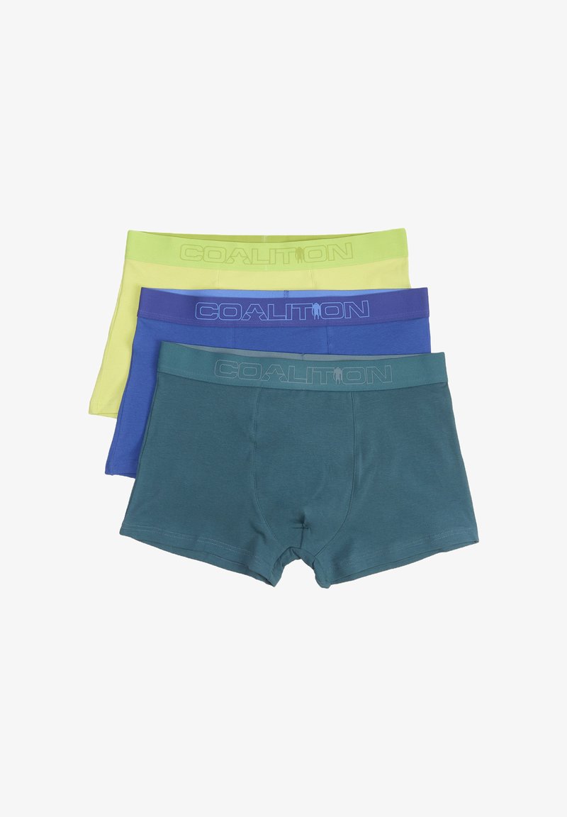 Zestaw trzech par slipów w kolorach zielonym, niebieskim i turkusowym. Każda para posiada elastyczny pas z logo "COALITION" oraz gładką teksturę.