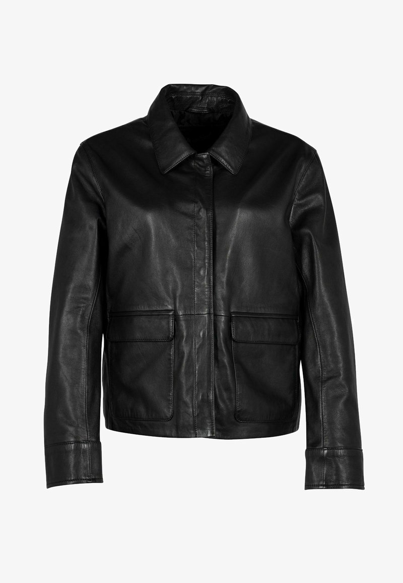 Giubbotto di pelle nera con collo, chiusura frontale a bottoni, due tasche a toppa e una texture liscia. Design su misura e strutturato.