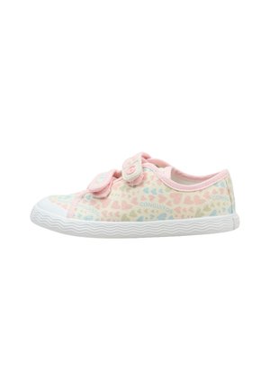 Zapatilla baja infantil con estampado de corazones rosa pastel, dos tiras rosas de velcro y suela de goma blanca texturizada.