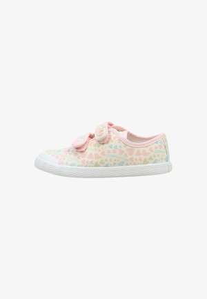Zapatilla baja infantil con estampado de corazones rosa pastel, dos tiras rosas de velcro y suela de goma blanca texturizada.