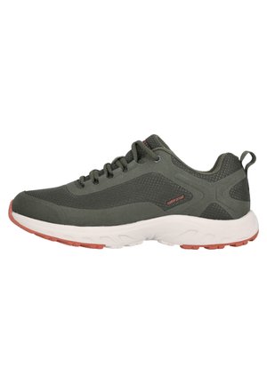 Baskets de sport vert foncé avec une tige en mesh respirant, un col rembourré, une semelle intermédiaire blanche et des détails en rouge contrasté sur la semelle extérieure.