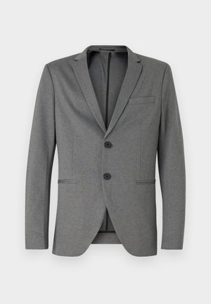 Blazer gris con dos botones negros, solapas de muesca y un solo bolsillo en el pecho. Hecho de una tela texturizada con un ajuste entallado.