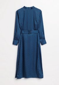 Niebieska sukienka z długim rękawem, w diamentowy wzór, z wysokim dekoltem, paskiem w talii i zwiewną spódnicą. Wykonana z gładkiego materiału.