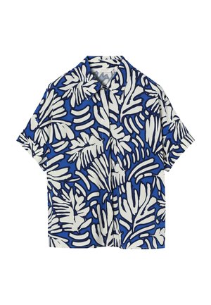 Koszula z krótkim rękawem w kolorze niebieskim z abstrakcyjnym tropikalnym wzorem liści w białym i czarnym kolorze oraz spiczastym kołnierzem.