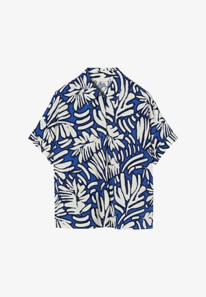 Koszula z krótkim rękawem w kolorze niebieskim z abstrakcyjnym tropikalnym wzorem liści w białym i czarnym kolorze oraz spiczastym kołnierzem.