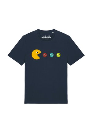 Marineblaues T-Shirt mit einer gelben Pac-Man-ähnlichen Figur, die drei kleine bunte Emoticons mit unterschiedlichen Ausdrücken betrachtet.