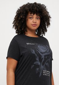 ONLY Carmakoma CARMIKO LIFE WASHED TEE - T-shirt estampada - black