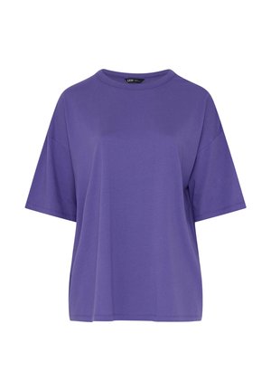 T-shirt ample en coton violet à manches courtes avec encolure ronde et étiquette noire visible à l'intérieur du col.