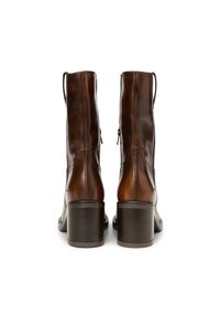 Bruine leren enkellaarzen met een afgeronde neus, 4 cm blokhak, zijritsen en trekbandjes aan de achterkant. Glad oppervlak en minimale stiksels.