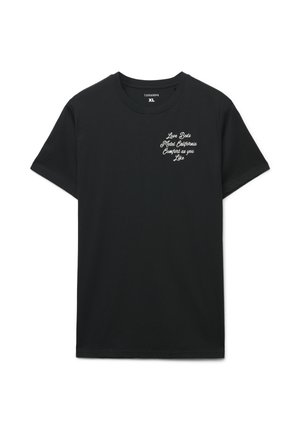 Czarny bawełniany t-shirt z krótkim rękawem. Na górnej lewej stronie znajduje się biały napis: "Love Beds Motel California Comfort as you Like".