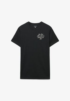 Czarny bawełniany t-shirt z krótkim rękawem. Na górnej lewej stronie znajduje się biały napis: "Love Beds Motel California Comfort as you Like".