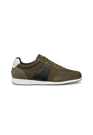 Brązowe sneakersy z czarnymi akcentami i białą podeszwą, wykonane z połączenia zamszu i siateczki, mające okrągły czubek oraz teksturowany wzór.