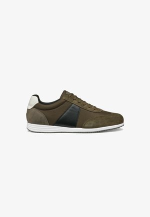 Brązowe sneakersy z czarnymi akcentami i białą podeszwą, wykonane z połączenia zamszu i siateczki, mające okrągły czubek oraz teksturowany wzór.