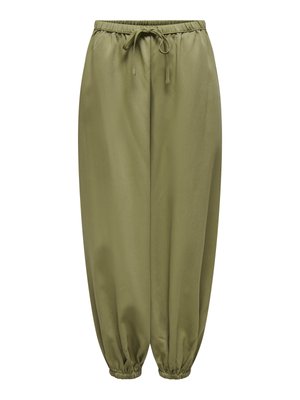 Olivengrønne løstsiddende bukser med elastisk taljebånd, snørelukning og elastiske manchetter ved anklerne.