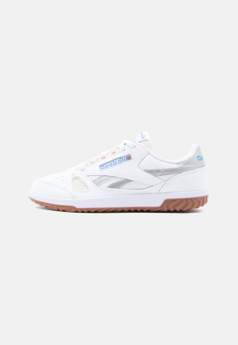Baskets basses blanches Reebok avec logo bleu clair, rayures latérales grises et semelle texturée marron, vues de côté extérieur sur fond blanc.
