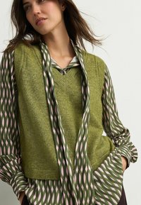 Next REGULAR FIT - COLLARED LAYER TANK - Svetrík - green khaki