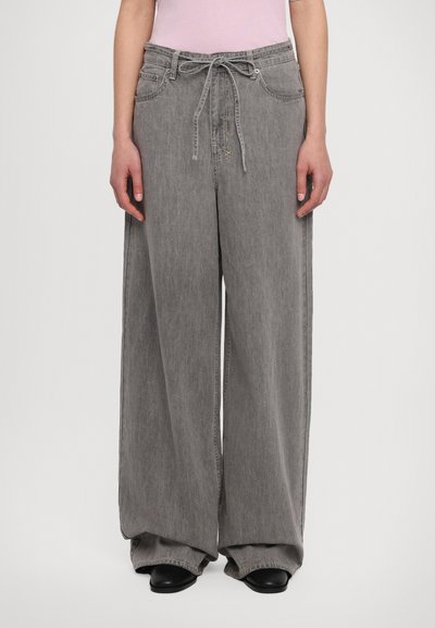 Grijze denim broek met een wijde pijp, een trekkoord in de taille, zijzakken en een relaxte pasvorm. Zachte textuur met minimale stikseldetails.