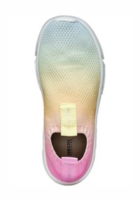 Scarpa slip-on con un motivo a gradiente che passa dal blu al rosa, tomaia testurizzata, suola bianca e una linguetta gialla sul tallone.