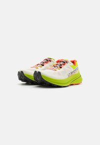 Scarpe da corsa con tomaia in rete bianca, dettagli verde neon, suola nera e accenti rossi vivaci. Presentano lacci colorati e un colletto imbottito.