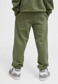 Hummel CLEAN ADJUSTABLE - Trainingsbroek - olivine
