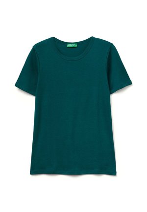 Dunkelgrünes T-Shirt mit kurzen Ärmeln und Rundhalsausschnitt, mit einem grünen Etikett im Kragen, auf weißem Hintergrund.