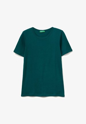 T-shirt à manches courtes bleu sarcelle foncé avec un col rond et une étiquette verte à l'intérieur du col sur fond blanc.