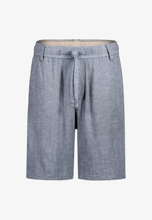 Lichtgrijze casual shorts met een stoffen riem gestrikt in de taille en riemlussen op een witte achtergrond.