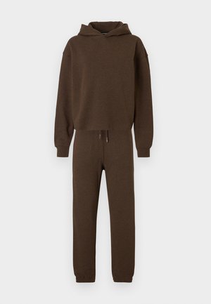 Brązowa bluza z kapturem i dopasowane spodnie dresowe z sznurkiem w pasie oraz ściągaczami przy nogawkach na białym tle.