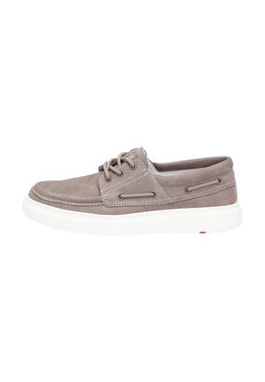 Graue Wildleder-Bootsschuhe mit weißer Gummisohle, versehen mit zweifarbiger Naht und Ösenakzenten für die Schnürsenkel, entworfen für die Freizeit.
