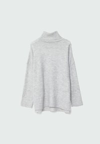 Pull en maille gris clair à col roulé avec manches longues et poignets et ourlet côtelés, présenté sur un fond uni.