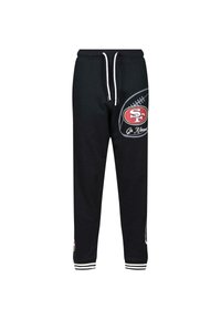 Zwarte sweatpants met witte trekkoorden, met een rood-wit logo op het linkerbeen en gestreepte boorden aan de onderkant.