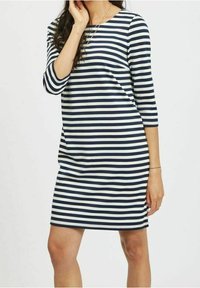 Námořnické a bílé pruhované šaty, ke kolenům, s tříčtvrtečními rukávy, vyrobené z měkkého jersey materiálu, kulatý výstřih, uvolněný střih.