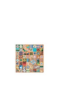 Tejido colorido estampado con cuadrados que presentan diseños florales, animales y formas geométricas en tonos brillantes, que incluyen azul, verde, naranja y rosa.
