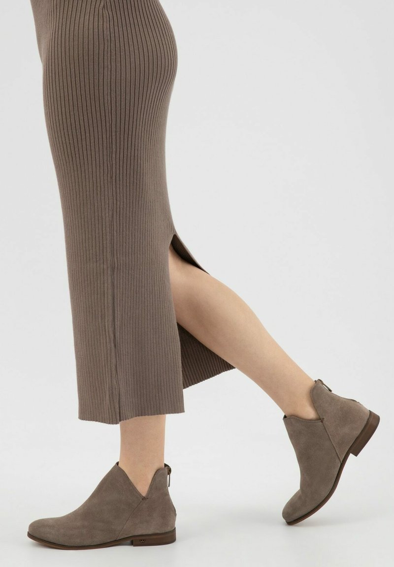 Grauvelours-Ankle Boots mit einem unkomplizierten Design, einem rückseitigen Reißverschluss und einem niedrigen, flachen Absatz. Strukturiert Oberfläche und klare Linien.