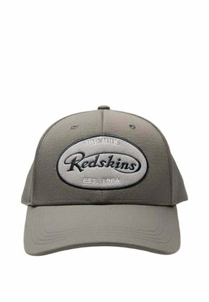Casquette de baseball grise avec un patch ovale brodé portant la mention « Trademark Redskins Est. 1984 » sur le panneau avant.