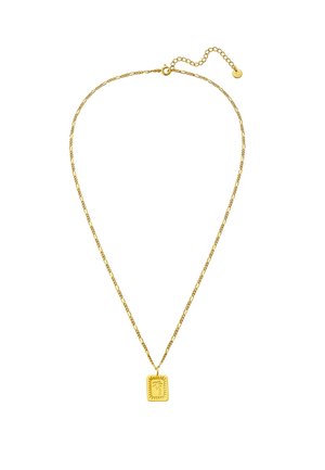 Collar en tono dorado con una cadena texturizada y un colgante rectangular que presenta un diseño de sol grabado, mostrando un fino detalle y brillo.