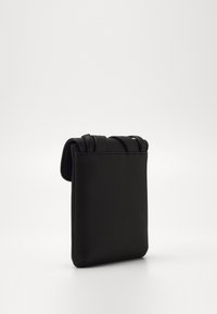 Custodia in finta pelle nera con una texture liscia, caratterizzata da un design con parte superiore piegata e cinghie sovrapposte all'apertura per la chiusura.