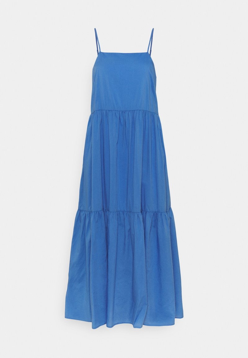 Robe maxi bleue sans manches avec fines bretelles et jupe froncée à volants présentée sur fond blanc.