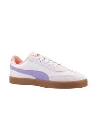 Zapatilla blanca con una franja lateral morada y una suela de goma. Interior acolchado de melocotón y marca dorada en la lengüeta. Textura suave en general.