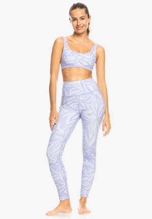 Ljuslila sports-bh och legging-set med ett virvlande abstrakt mönster, tillverkat av ett stretchigt material med en kroppsnära design.