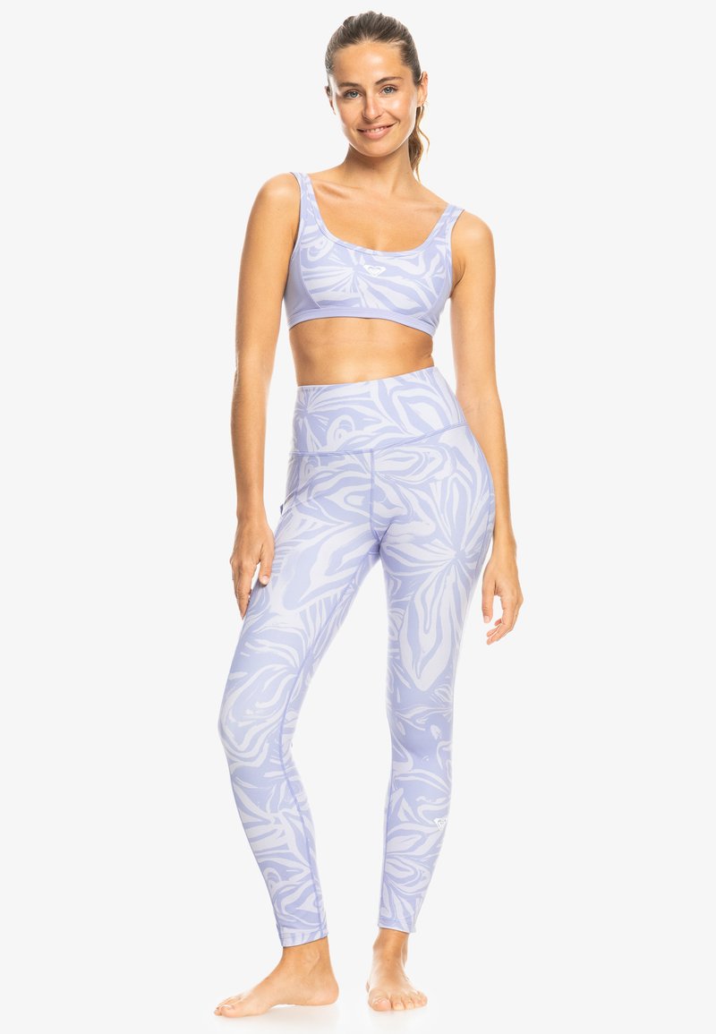 Ljuslila sports-bh och legging-set med ett virvlande abstrakt mönster, tillverkat av ett stretchigt material med en kroppsnära design.