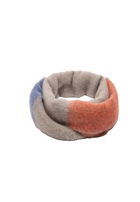 Wełniany szal w kolorze szarym, z gradientowym wzorem w odcieniach niebieskiego i pomarańczowego. Miękka tekstura, okrągły kształt, bezszwowy design.